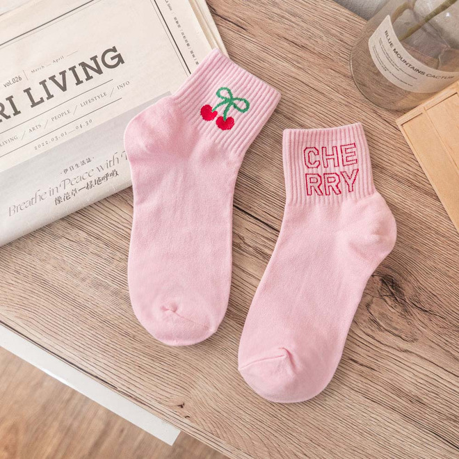 韓國中筒襪-鏤空英文